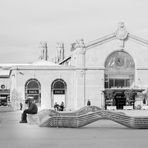 Assis devant la gare mais dans son monde virtuel informatique