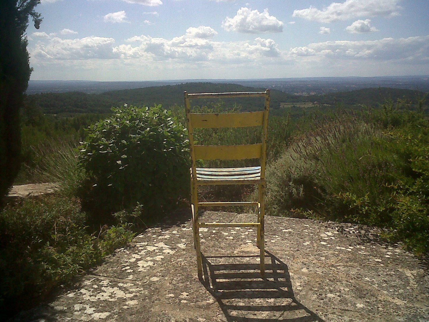 assis devant le vide en provence