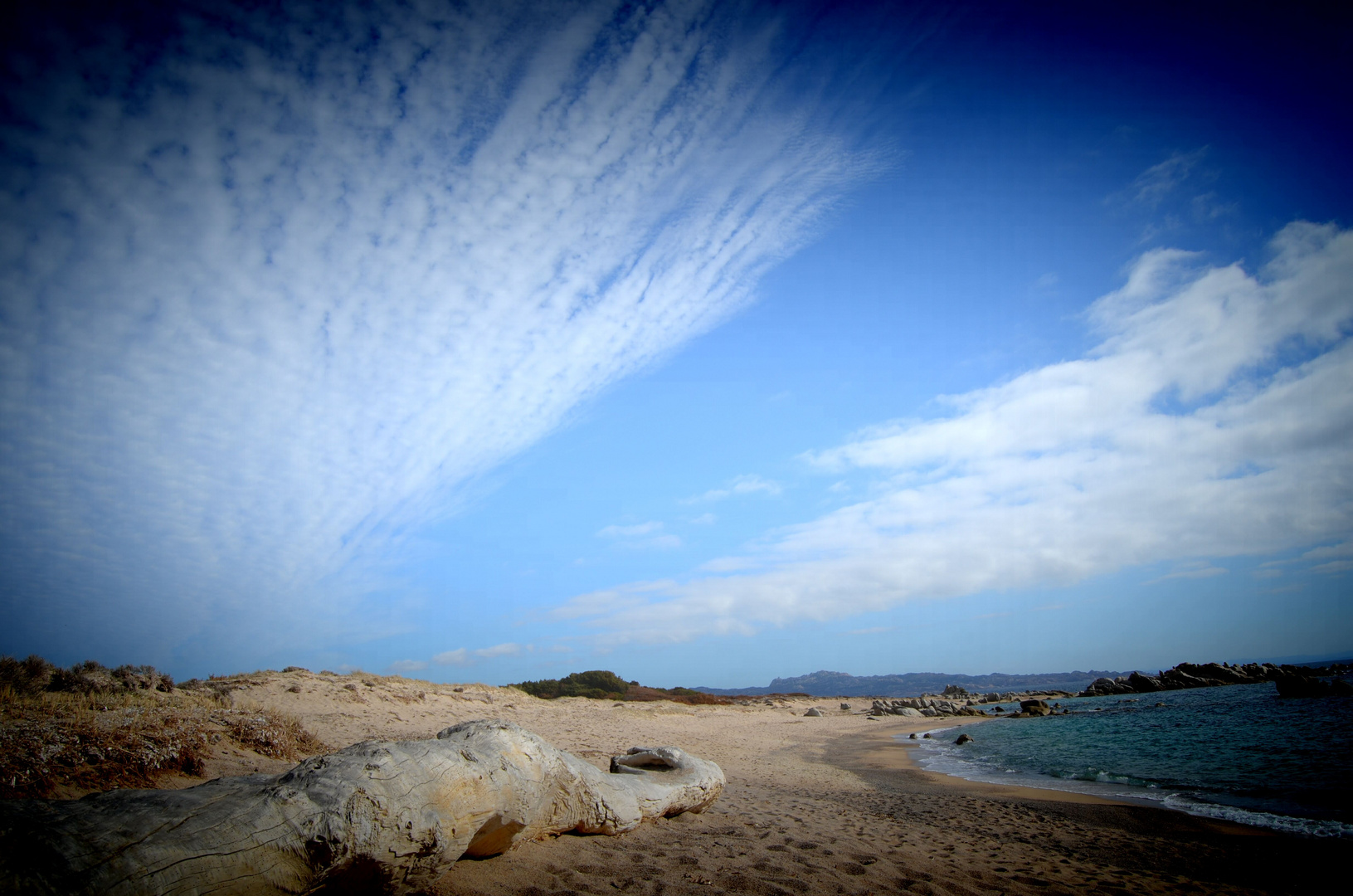 assise sur le rivage