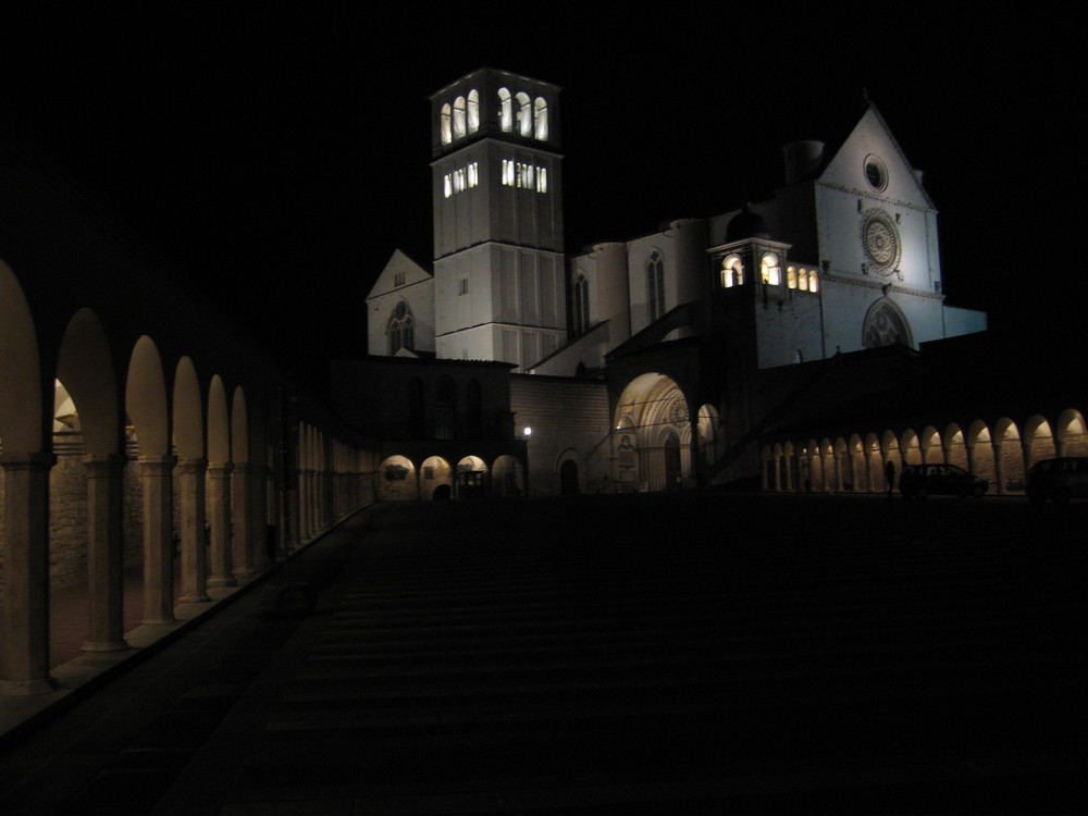 Assisi. Piazza inferiore di San Francesco- Notturno