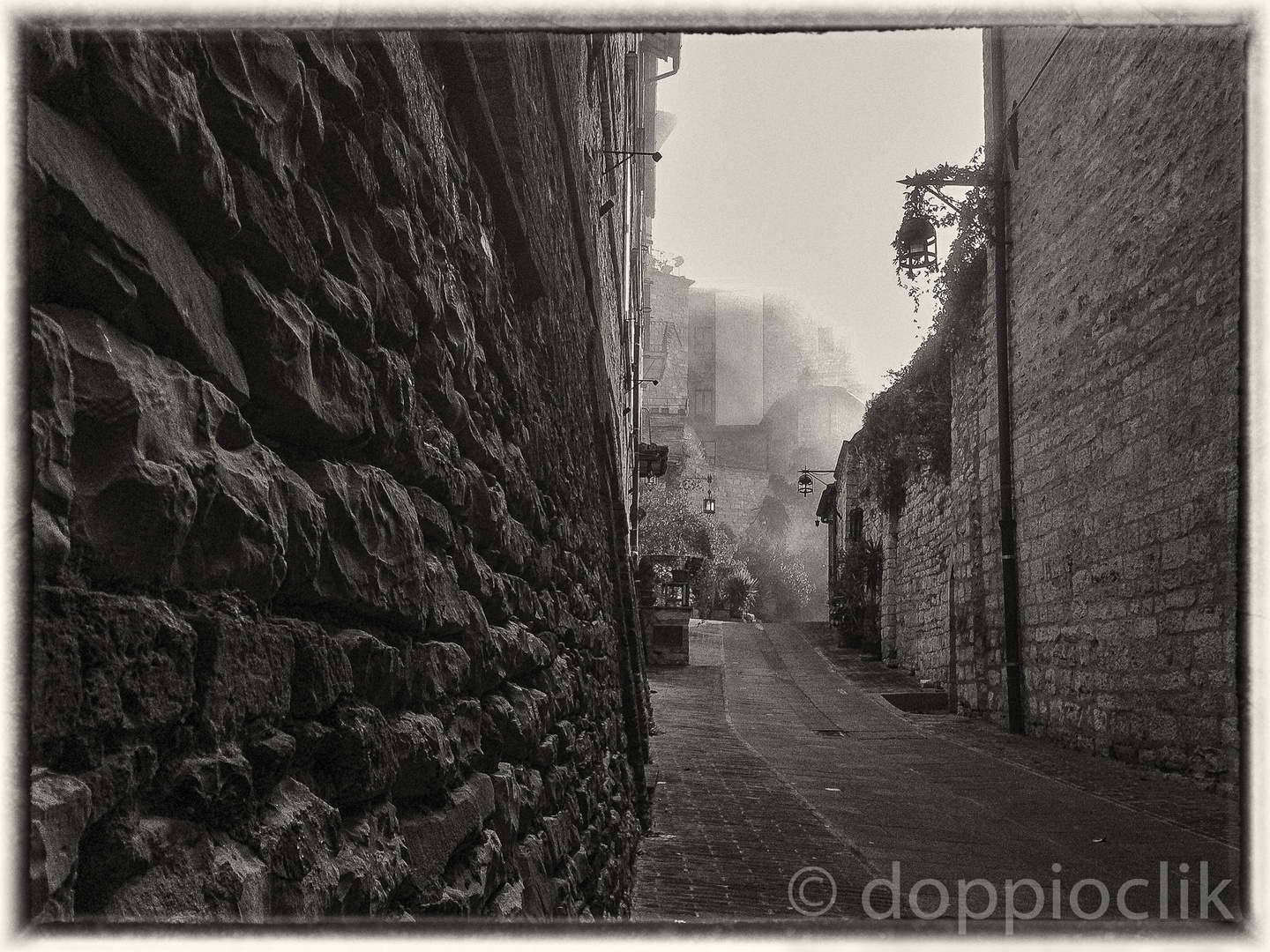 Assisi vicoli nella nebbia