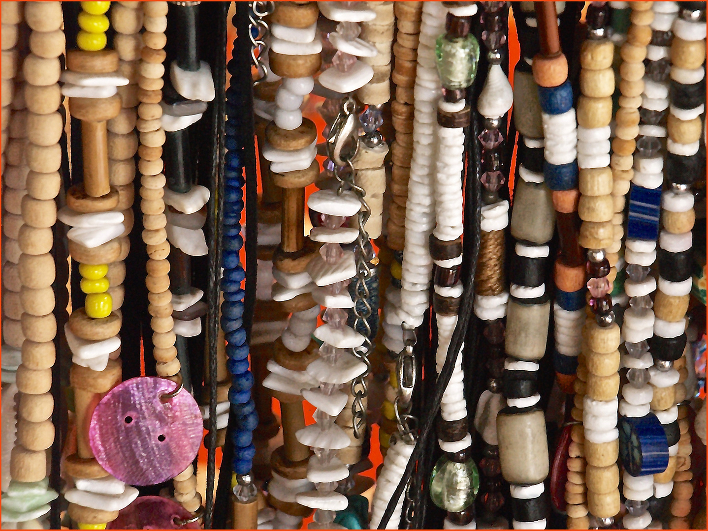 Assortiment de colliers et bracelets