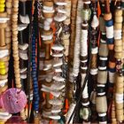 Assortiment de colliers et bracelets