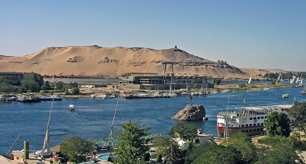Assuan – Blick vom Hotelzimmer über den Nil zu den Felsengräbern Kubbet el Hauwa