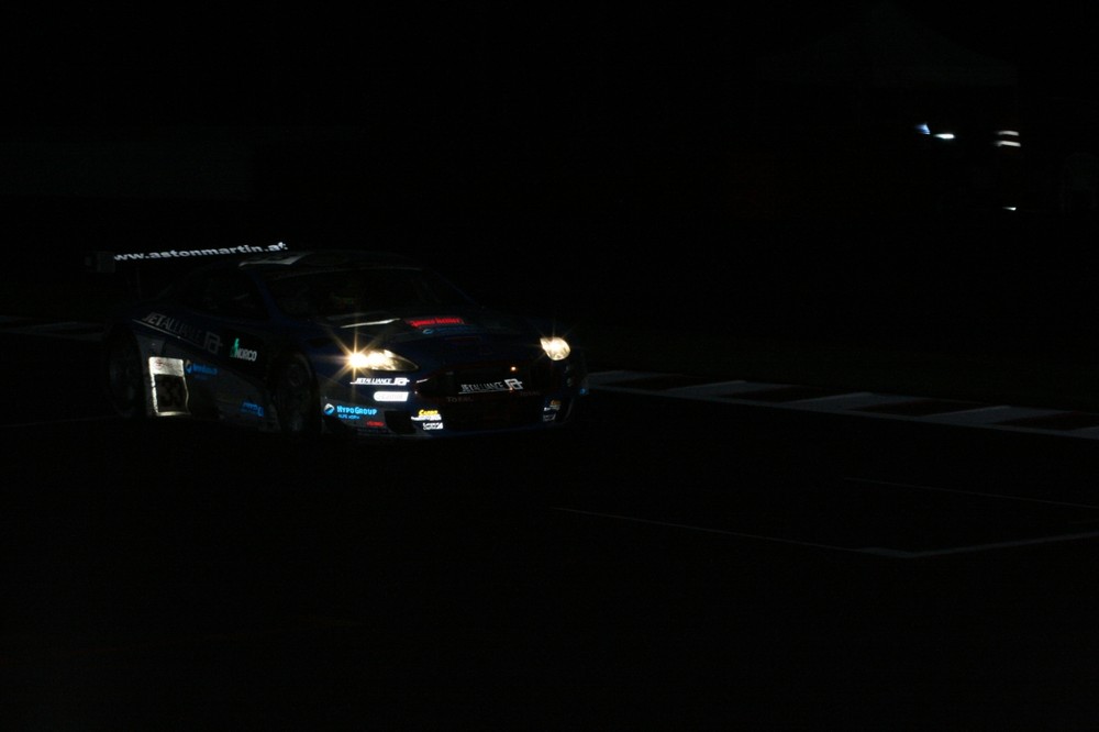 Aston Martin DBR 9 im Dunkeln