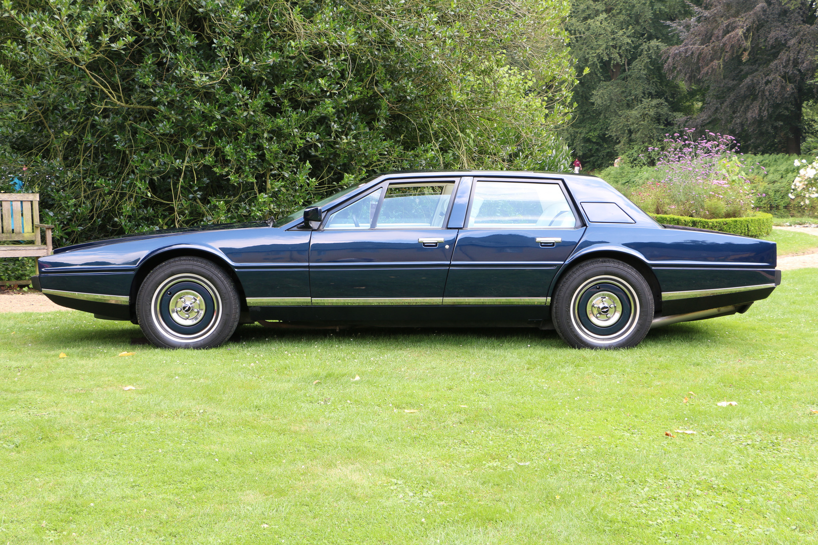 Aston Martin Lagonda Seite