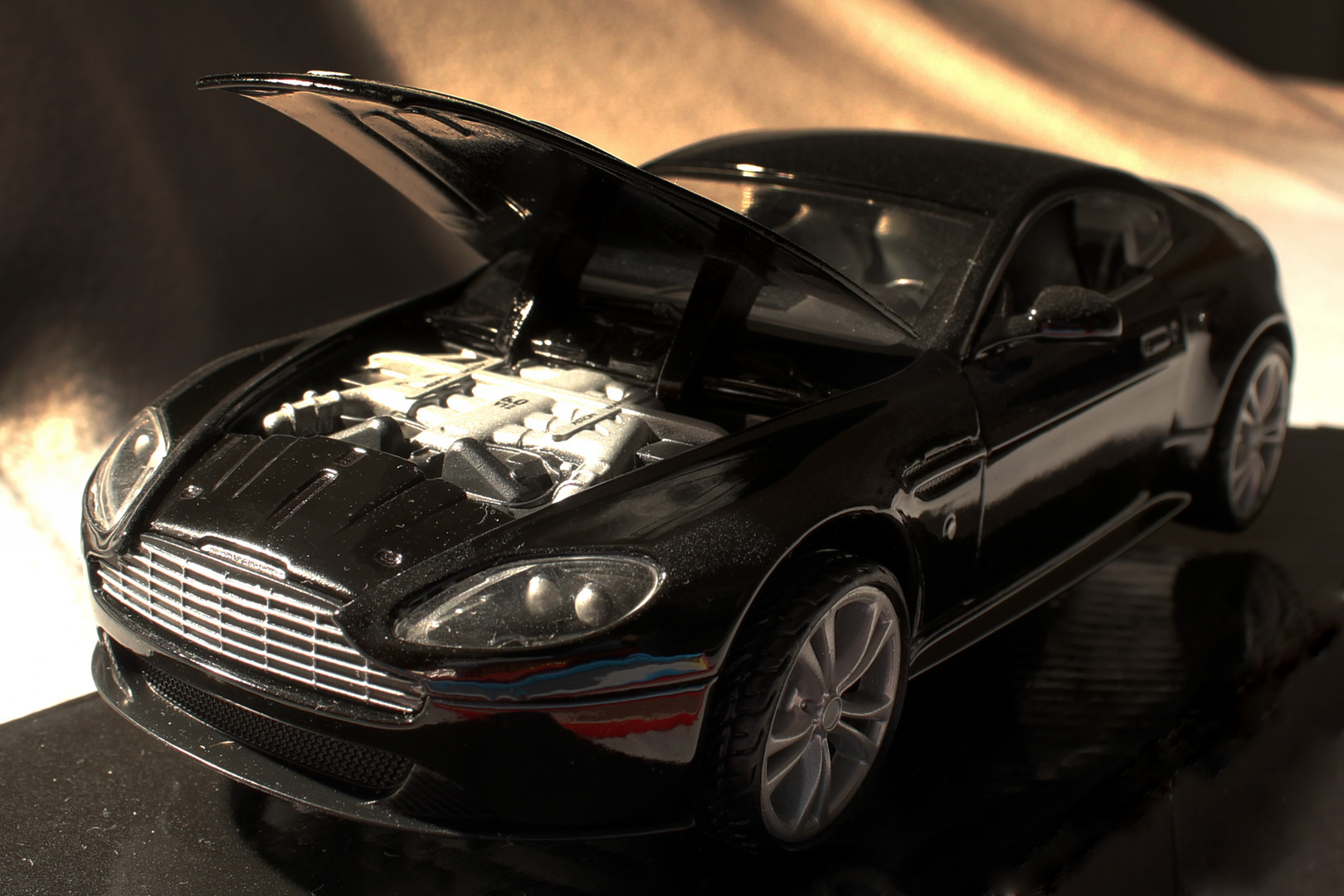 Aston Martin seitliche Aufnahme