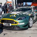 Aston Martin vor der Box