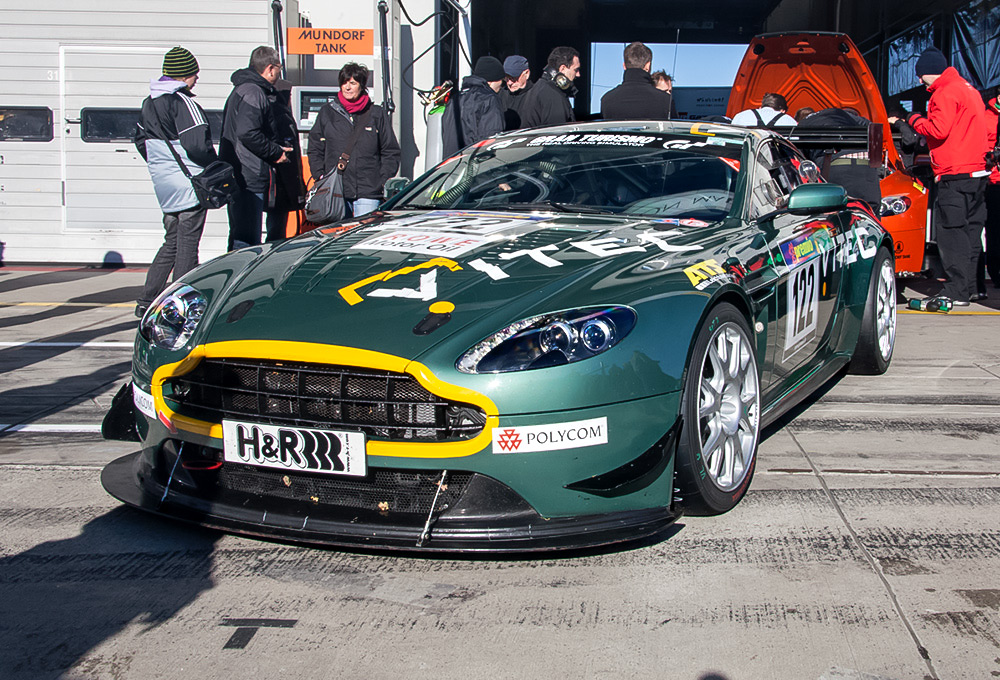 Aston Martin vor der Box