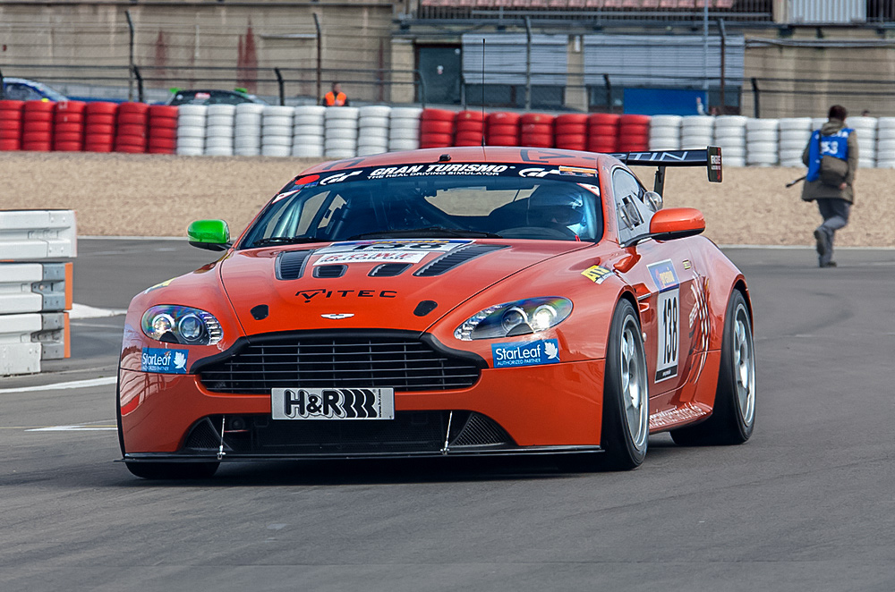 Aston Martin zur Startaufstellung, VLN Archiv 2012