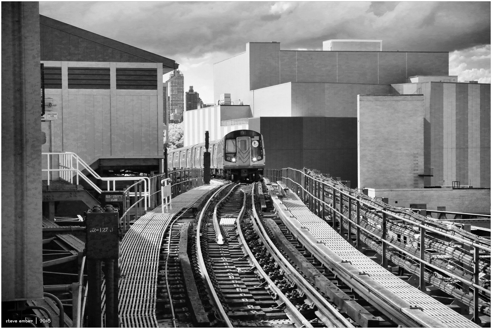 Astoria-bound N Train Approaches Queensboro Plaza Station