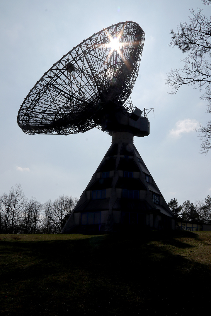 Astropeiler im Gegenlicht.