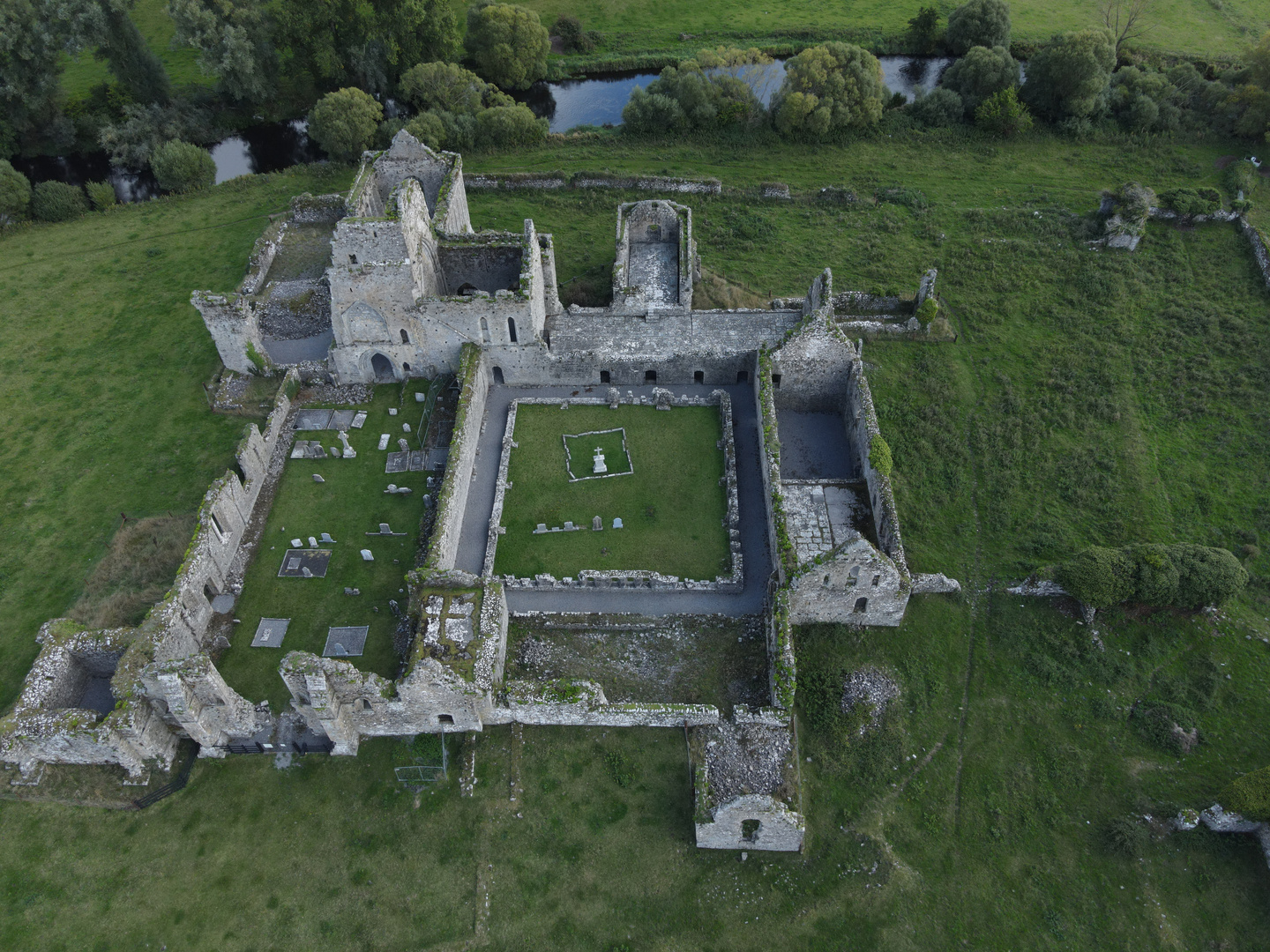 At Hassel Abbey Irland 