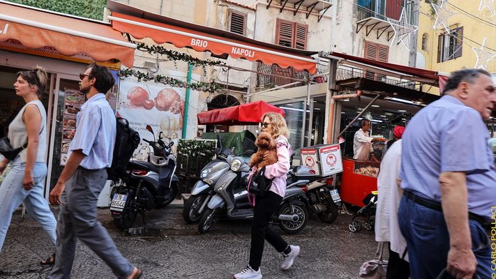 At the market, the spectacle of the people # I