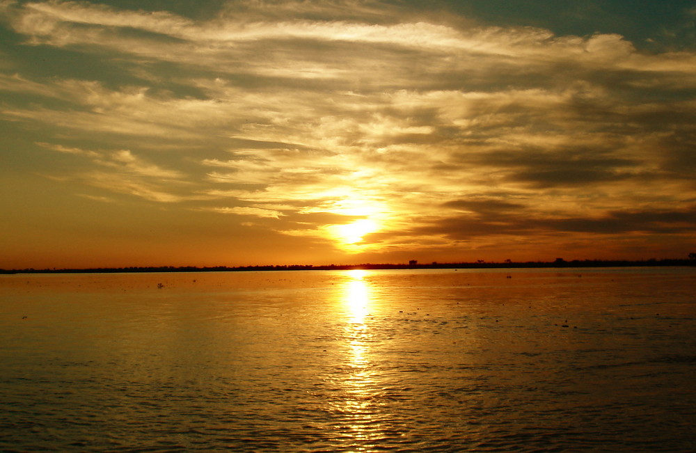 Atardece en el río