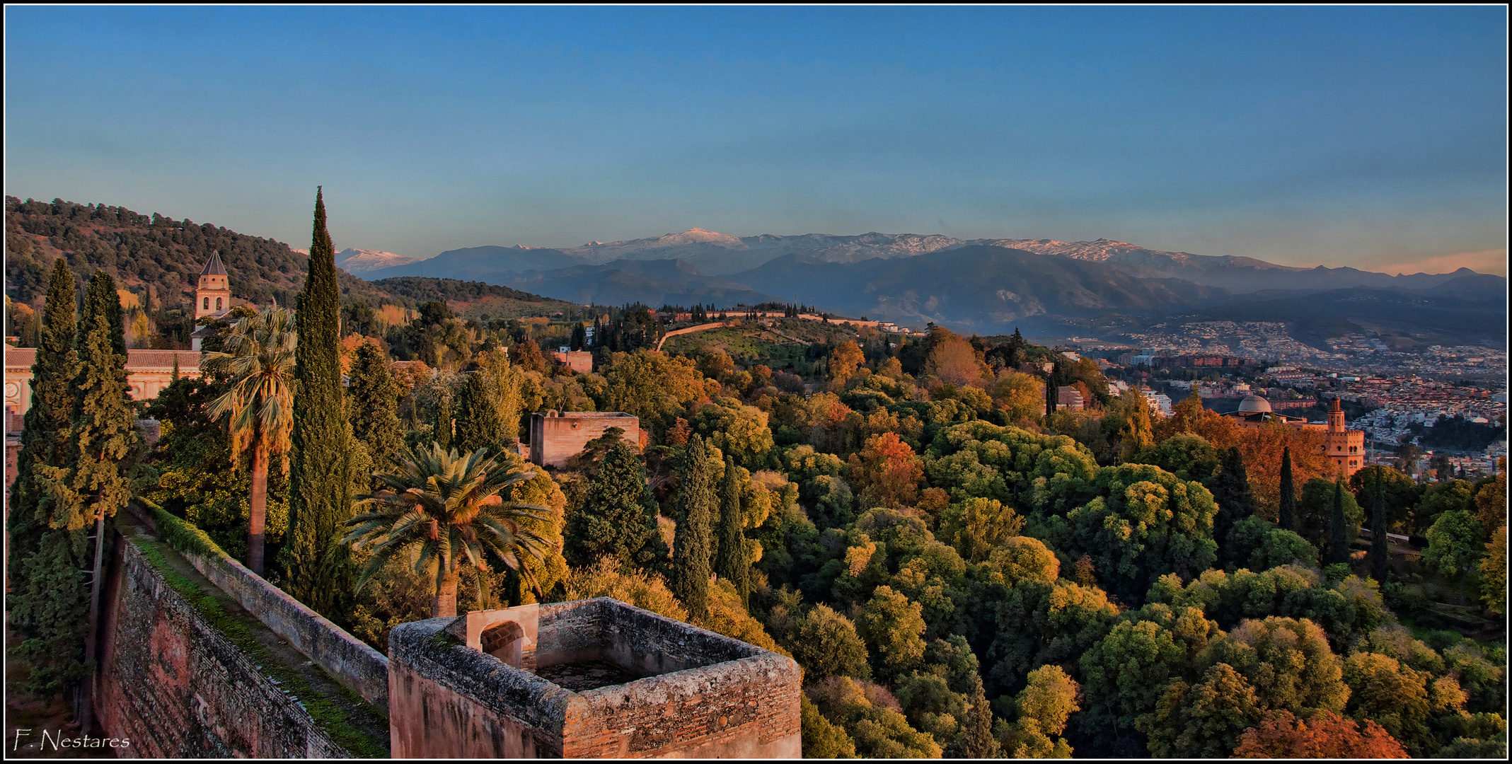 atardece sobre el bosque de la Alhambra