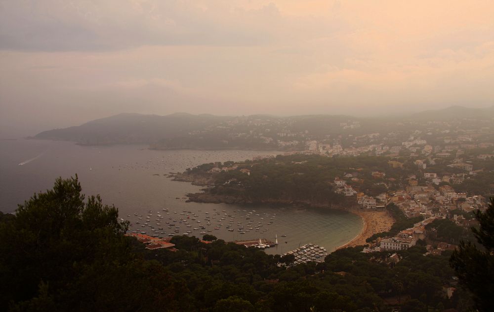 Atardecer brumoso sobre la caleta