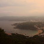 Atardecer brumoso sobre la caleta