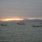 Atardecer con barcos