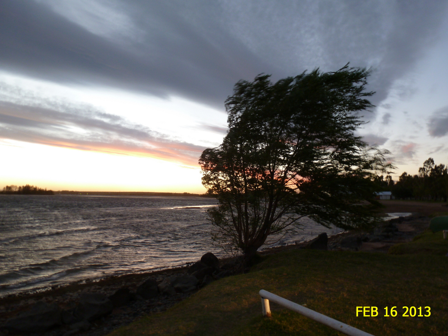 atardecer con viento en el lago Marimenuco Neuquen