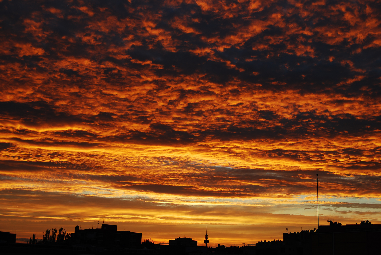 ATARDECER DE FUEGO EN MADRID 27-07-2013