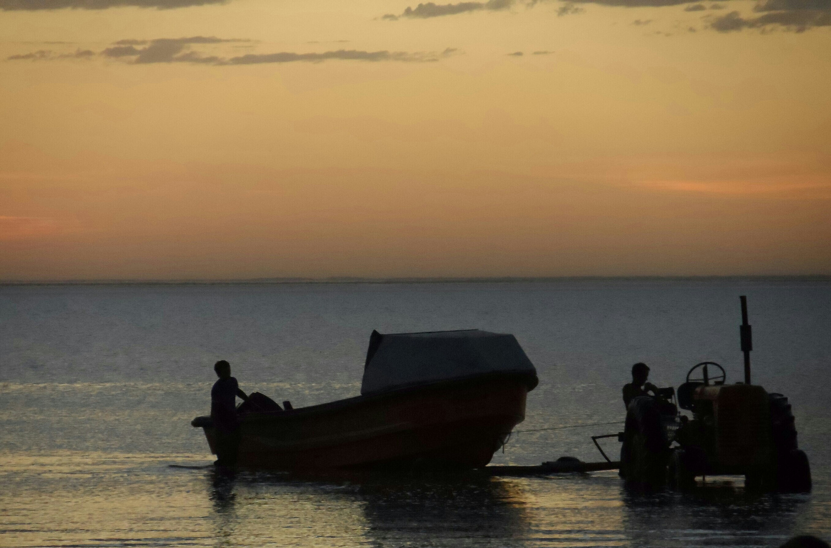 Atardecer de playa .