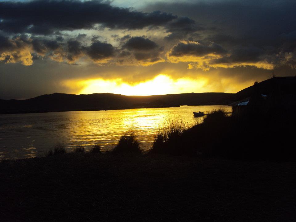 ATARDECER DESDE LA ISLA LOS UROS