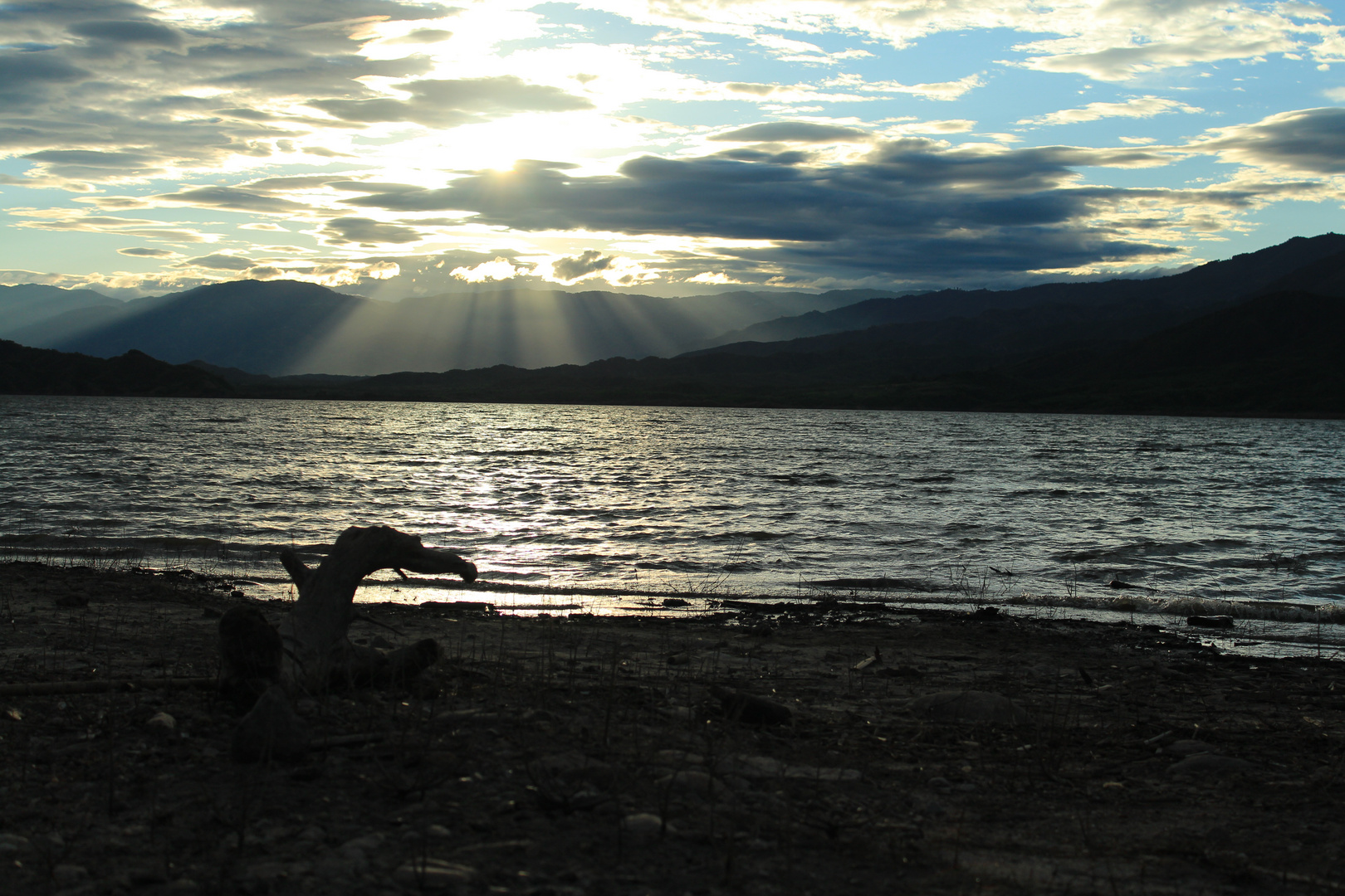 Atardecer en el Embalse de Betania, Huila Colombia