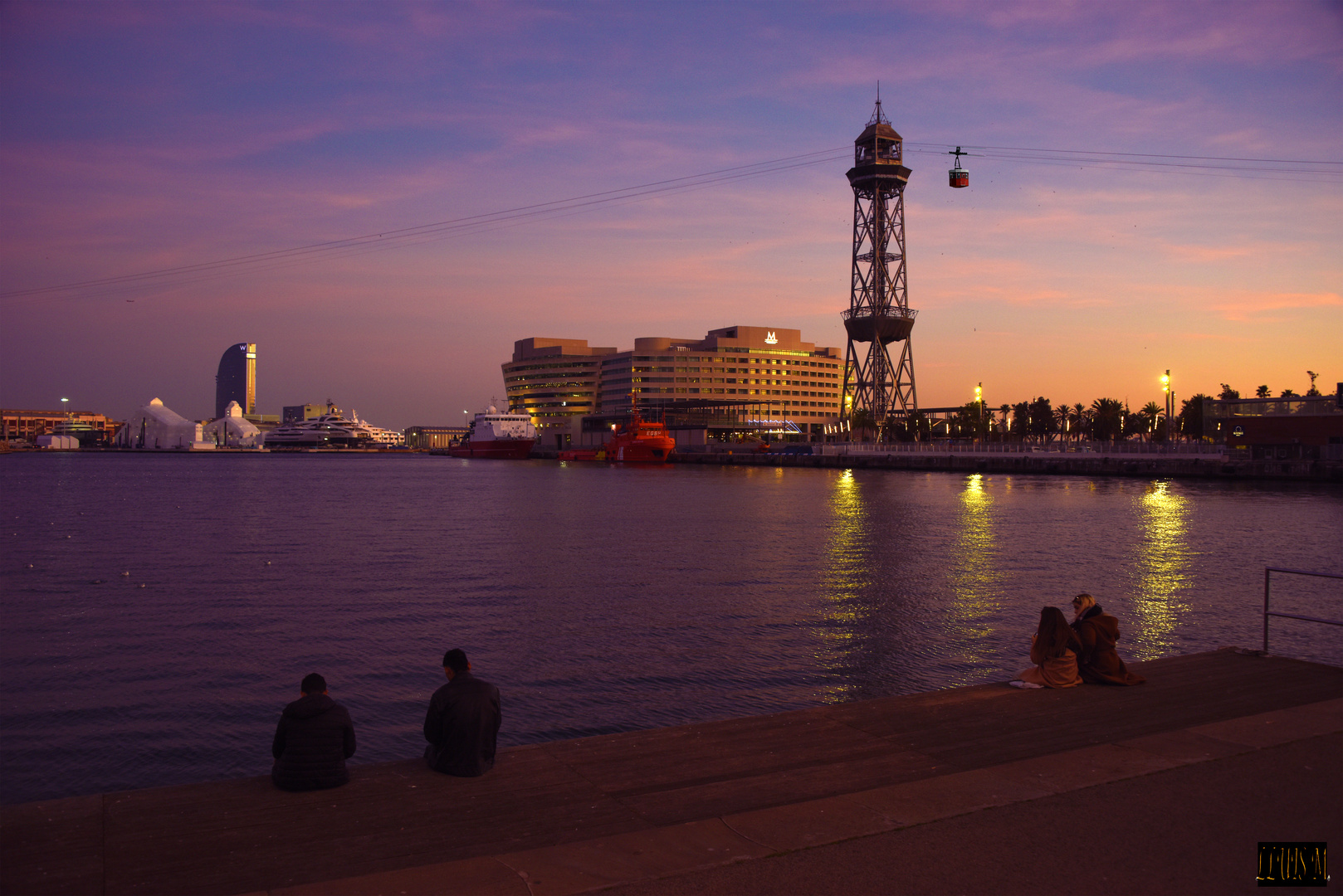 ATARDECER EN EL PORT VELL DE BARCELONA. 