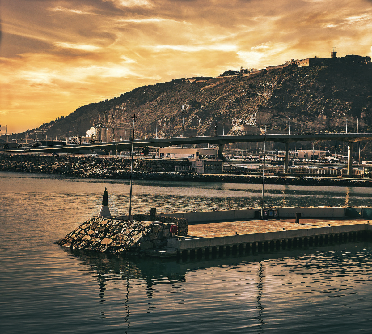 Atardecer en el puerto   -   Capvespre al port