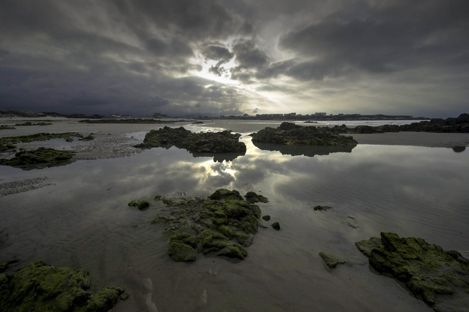 ATARDECER EN LA PLAYA    . 2006