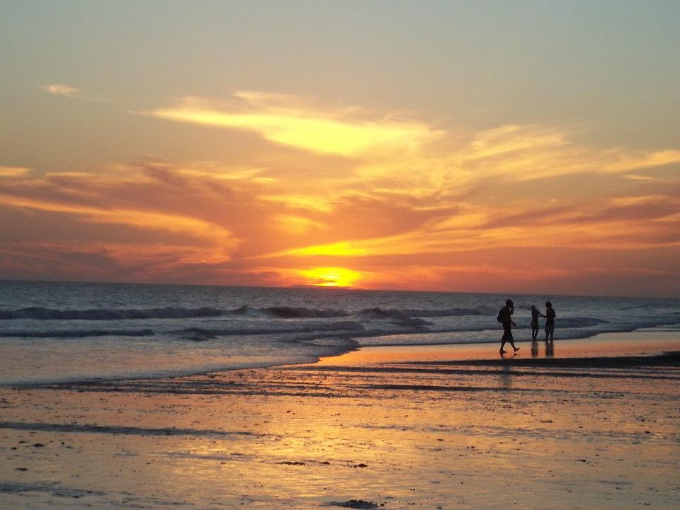 Atardecer en Playa de Monte Hermoso .