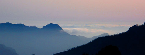 Atardecer entre las montañas