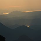 atardecer entre montañas