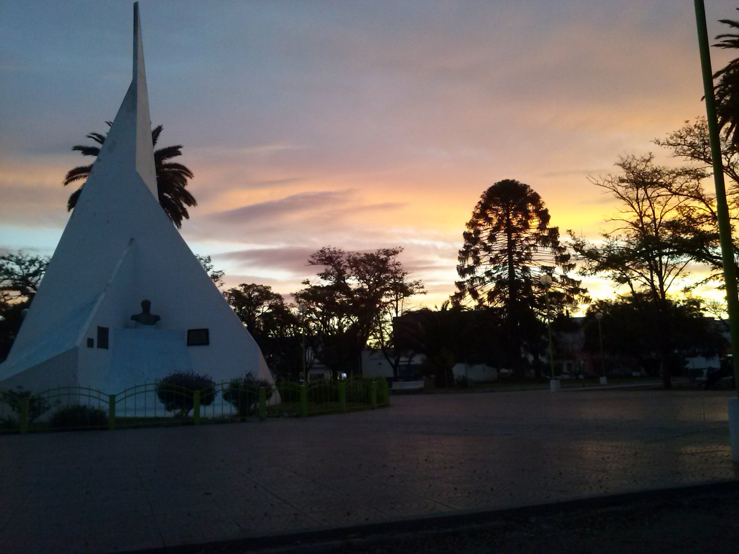 Atardecer otoñal .