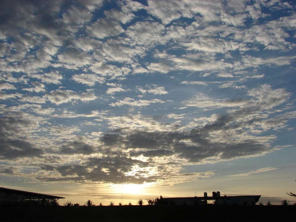 atardecer proyectado sobre las nubes