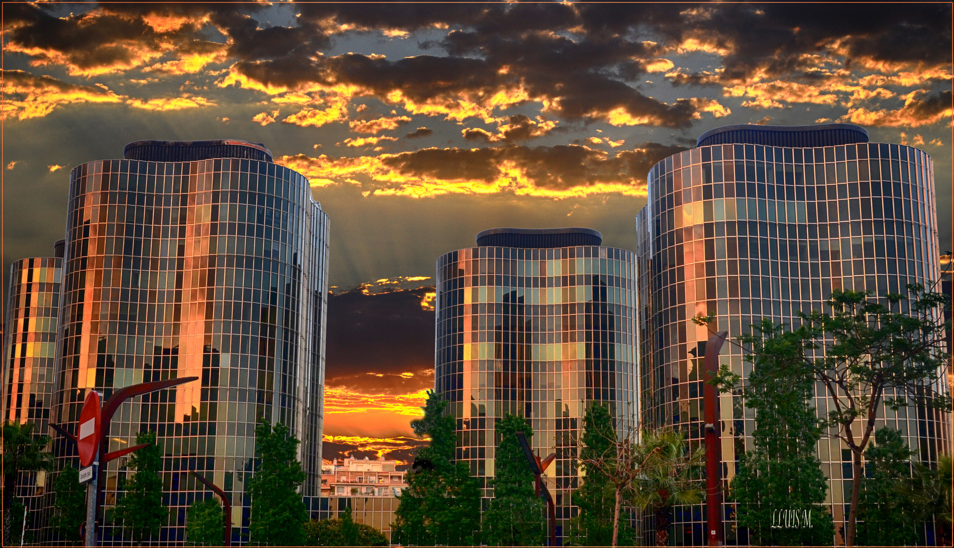 ATARDECER SOBRE EDIFICIOS DE CRISTAL. 