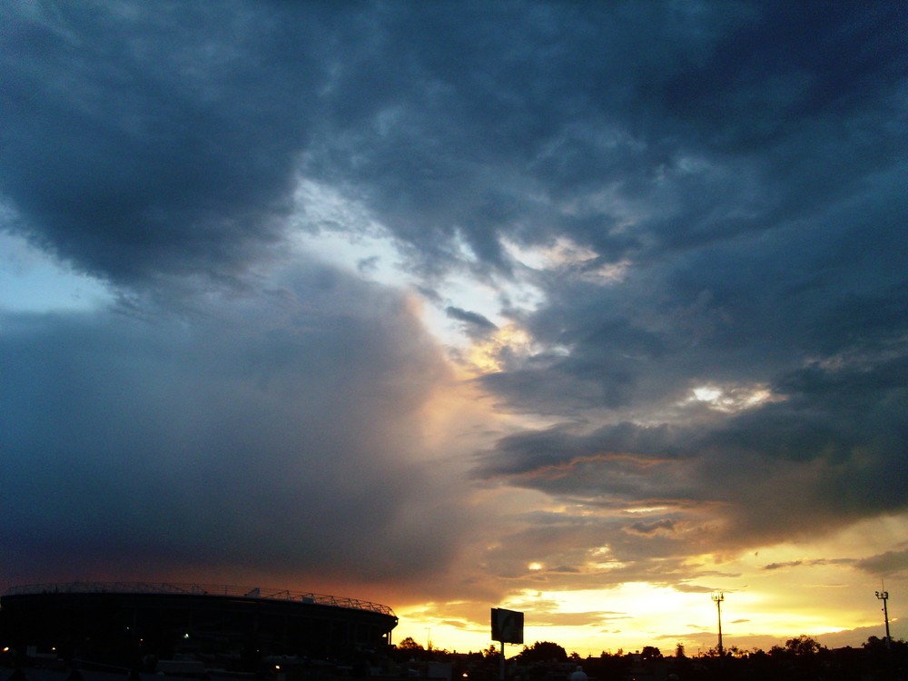 atardecer sobre el estadio jalisco