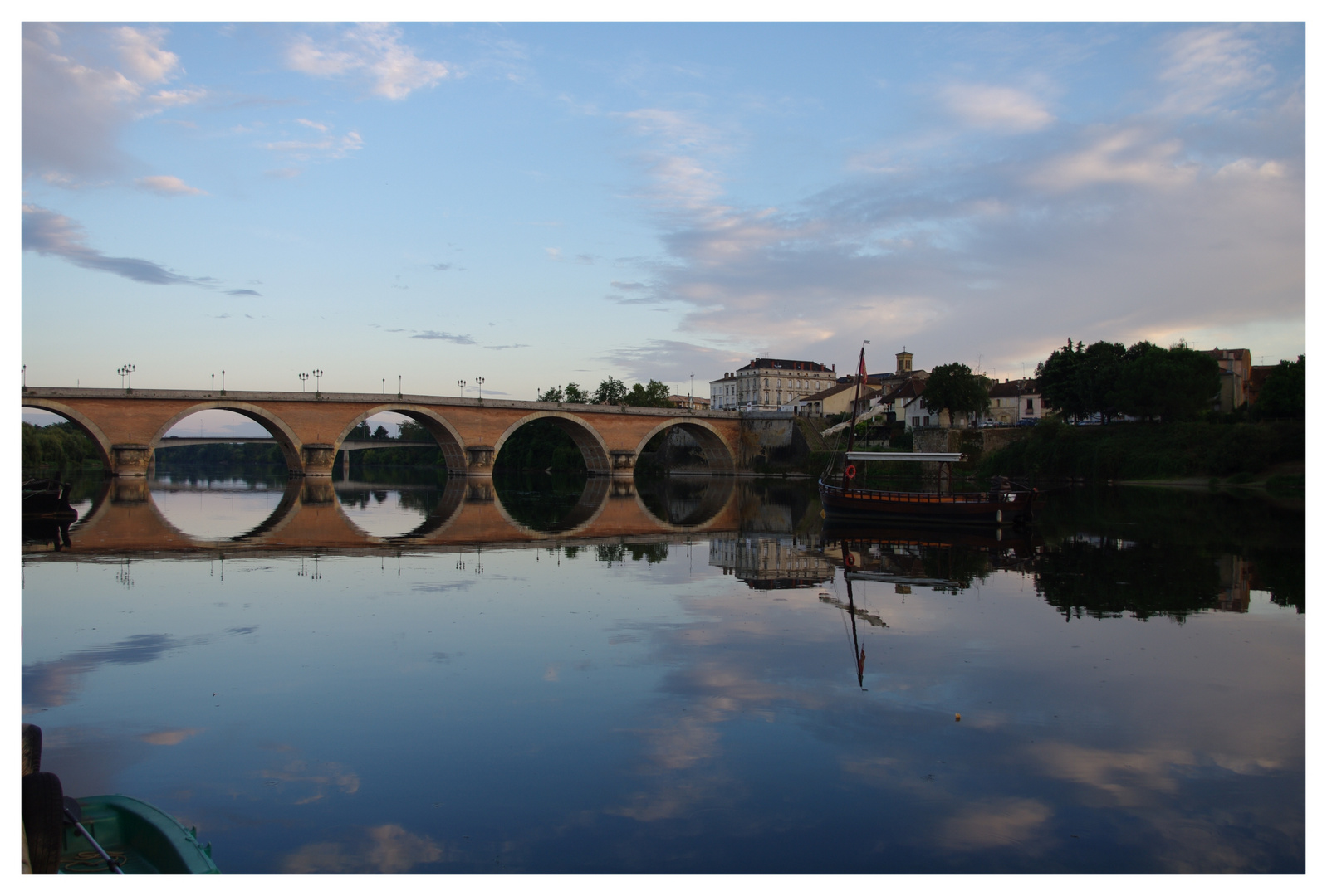 Atardecer sobre el rio