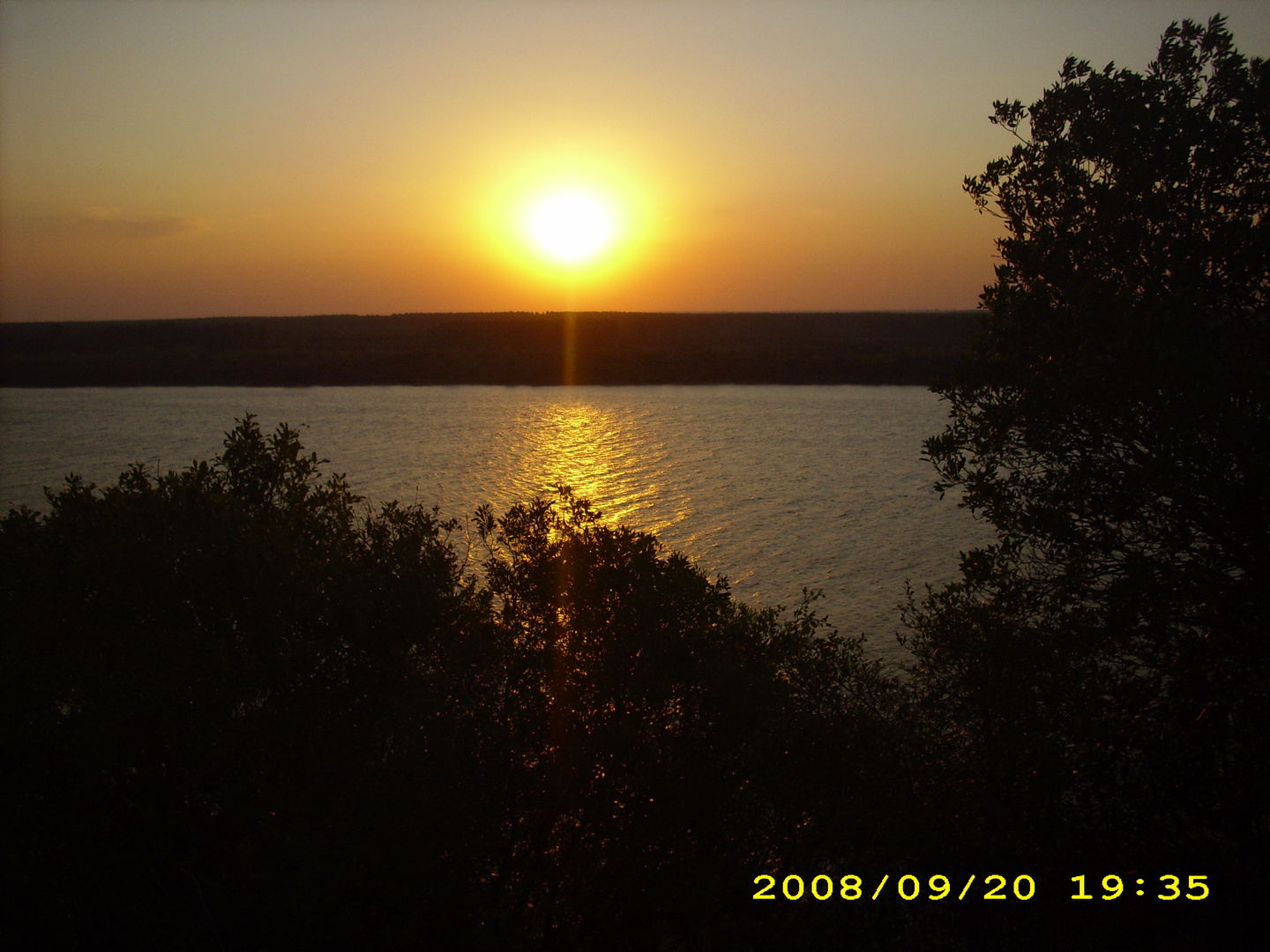 Atardecer sobre el río Uruguay