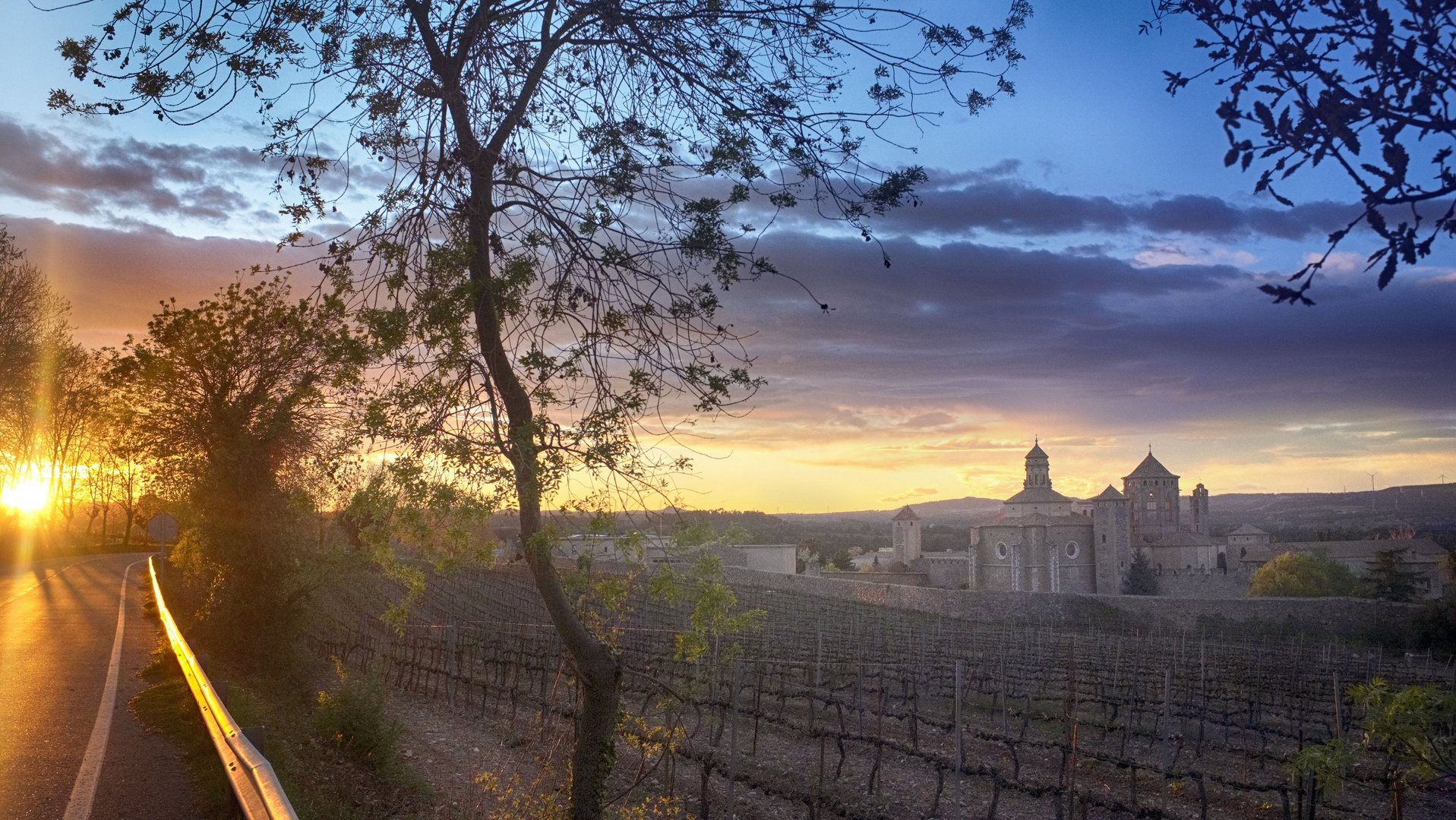 Atardecer sobre Poblet.