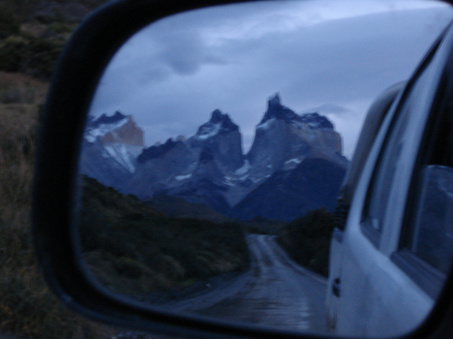 ATARDECER VISTO DESDE EL ESPEJO RETROVISOR