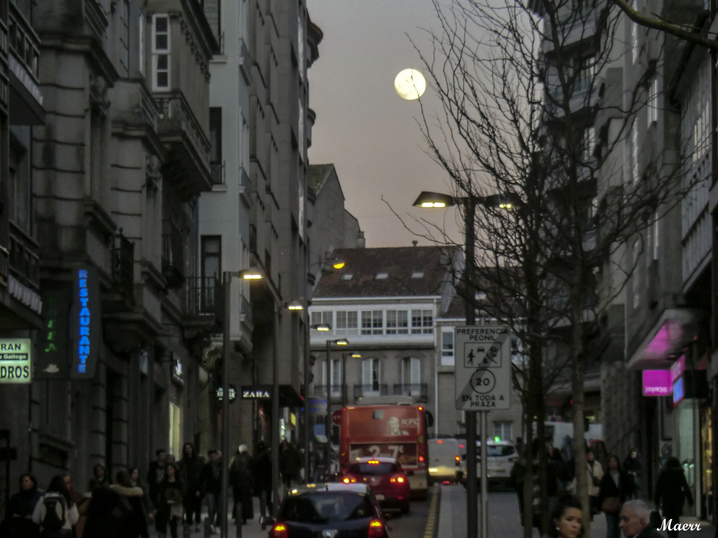 Atardecer y luna de Enero casi llena