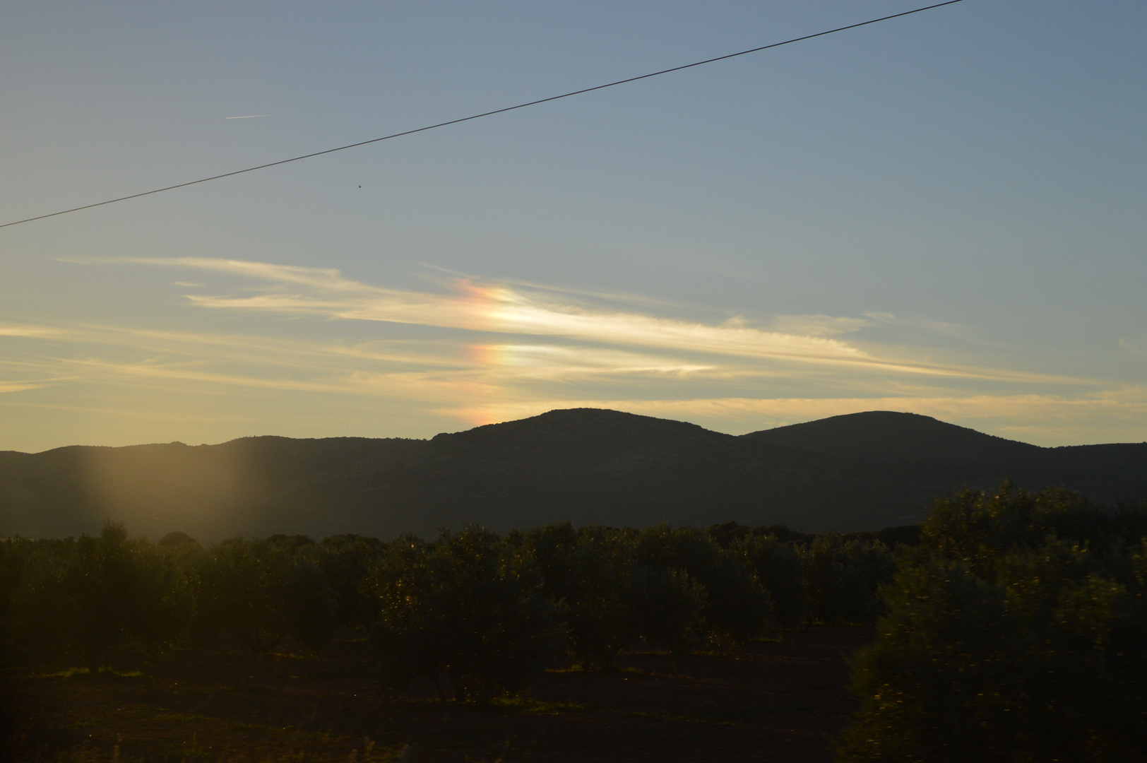 Atardecer y un timido arcoiris