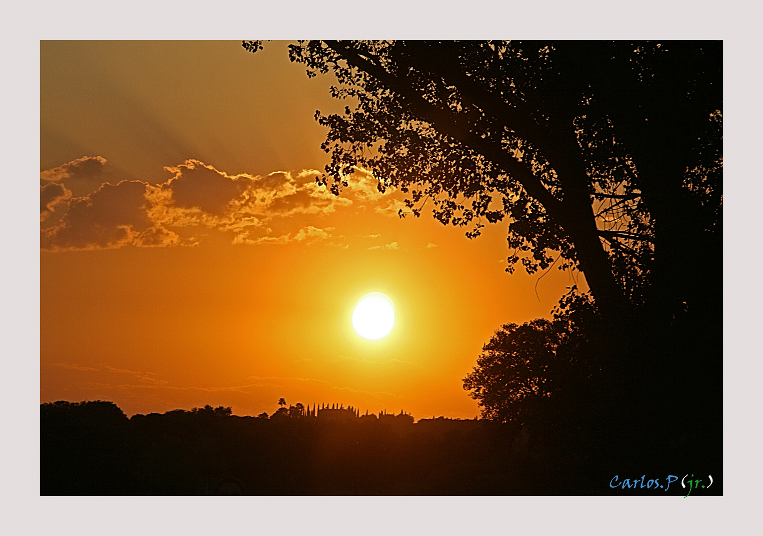 ATARDECIENDO (foto prestada por mi hijo)