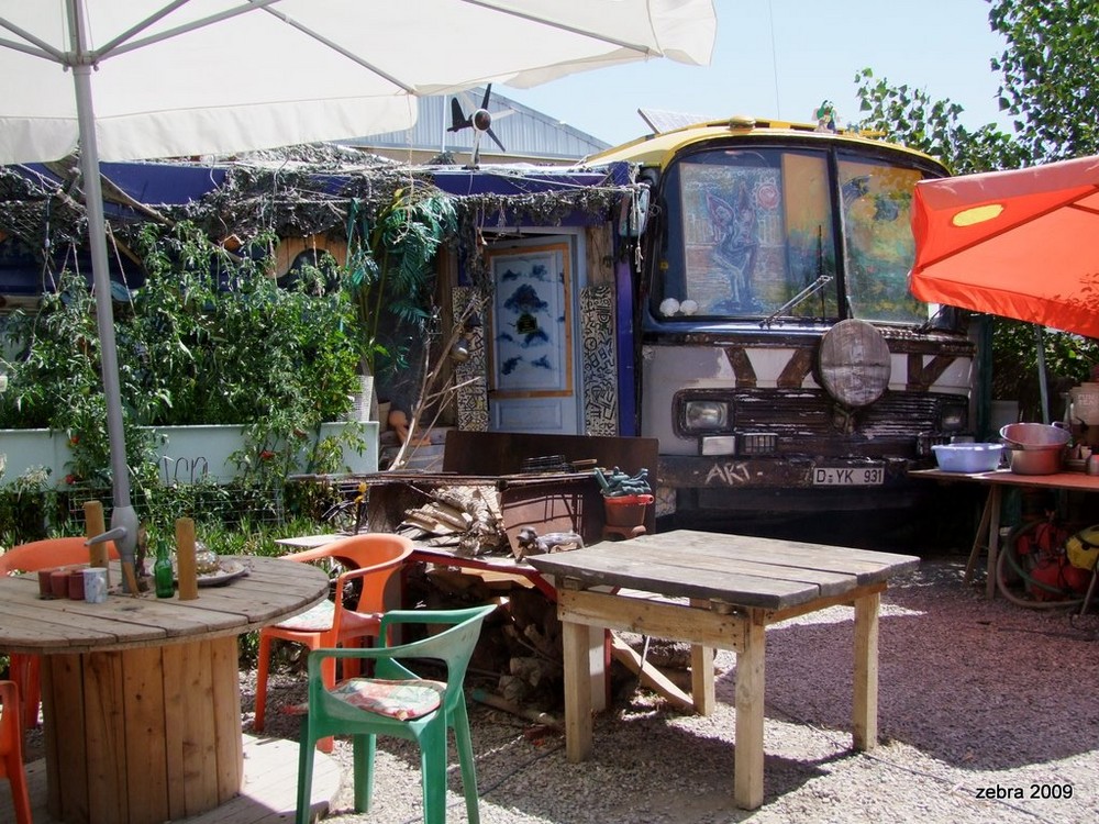 Atelierbus mit Garten 2009 in Meze Südfrankreich