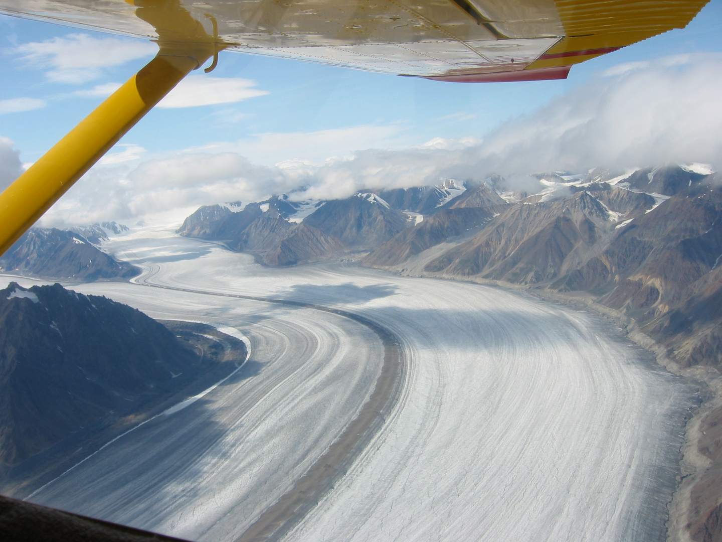 Atemberaubende Aussicht bei einem Flug über das Gletscherfeld