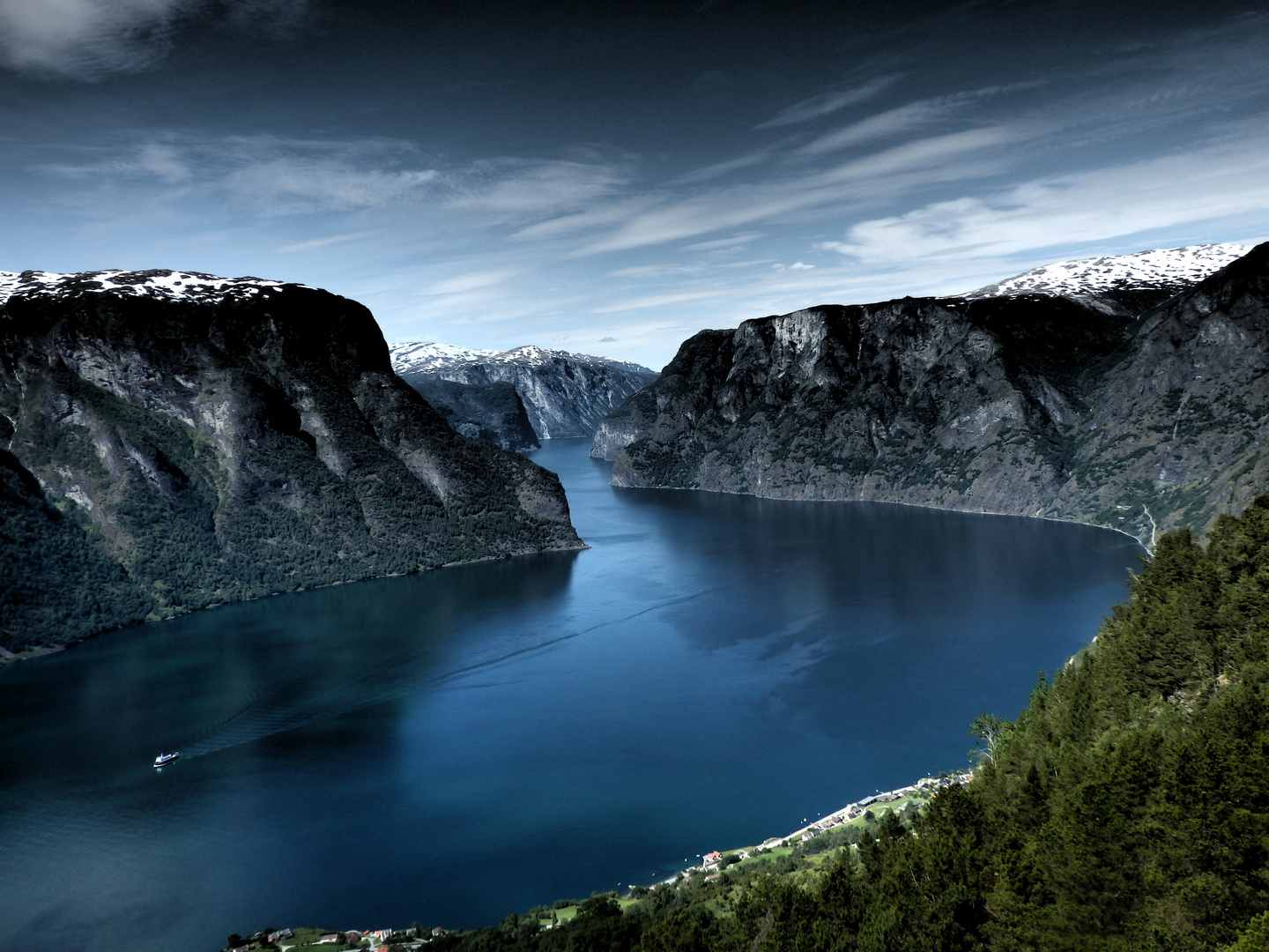 Atemberaubende Fjord- und Berglandschaften