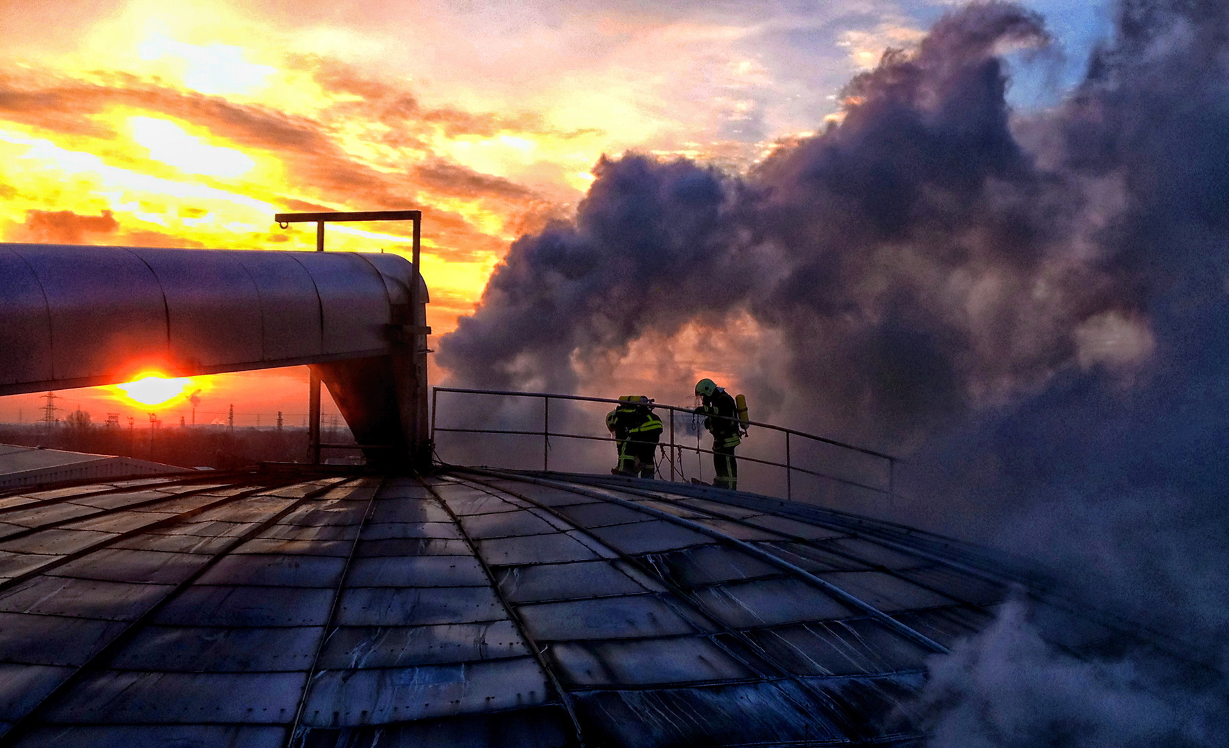 Atemschutztrupp bei Sonnenaufgang