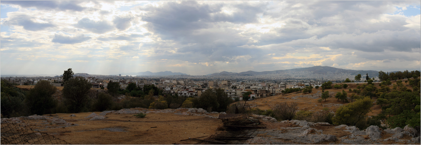 Athen - Blick durch die umgetretenen Zäune auf die Stadt